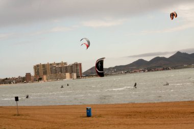 Gökyüzündeki rüzgar sörfçüsü