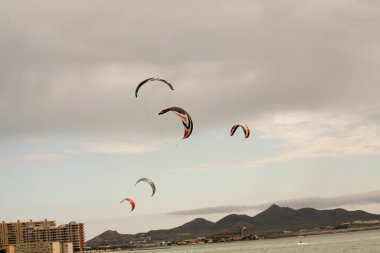 Gökyüzünde uçurtma sörfçüleri