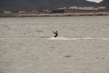 Sahilde jet ski süren bir adam.