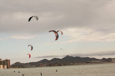 Kitesurfing denizde