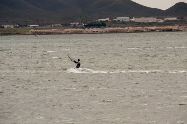 Bir sörfçü iş başında