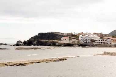 Denizin manzarası ve İspanyollar adasının dağları