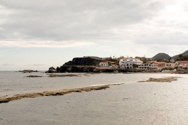 Deniz kıyısı manzarası ve İsrail 'in kuzeyindeki eski şehir.