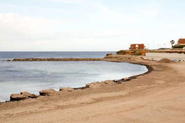 İsrail 'in kuzeyindeki denizin kumsalı.