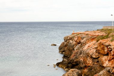 Cyrus 'un kayalık kıyıları.