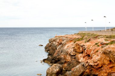 Arkasında beyaz bir kaya olan güzel bir deniz görüntüsü.