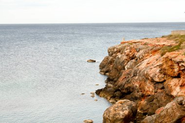 İspanya Akdeniz manzaralı kayalık sahil.