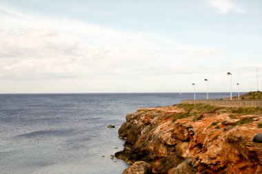 Beyaz çitleri olan güzel bir sahil.