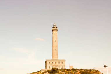 Akşamları kumsalda deniz feneri