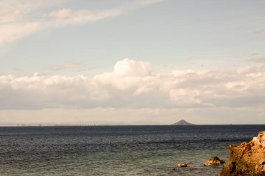 Kayalıkları ve mavi gökyüzü olan güzel deniz manzarası