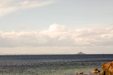 Güzel deniz manzarası ve dağlar.