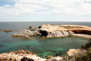 Kayalık kıyıları olan kayalık deniz kıyıları