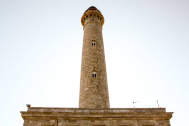 Mavi gökyüzü olan eski taş kule