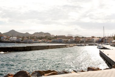 Teknelerle limana bak.