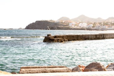 Kayalıkları ve kumsalı olan güzel deniz manzarası