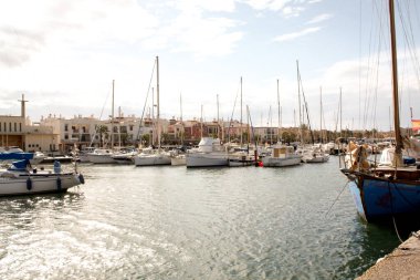 Yat limanında tekneler