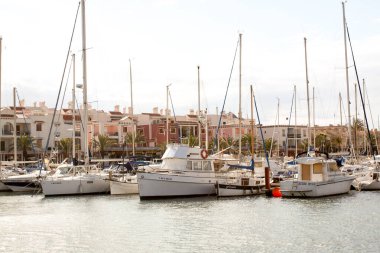 yat limanına demirleyen