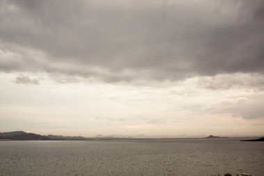 Güzel deniz manzarası ve dağlar.