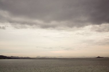 Akşamları deniz ve gökyüzü manzarası