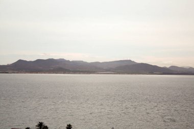 Sahil manzarası ve deniz tepeden görünüyor.