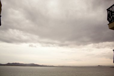 Denizin üzerinde fırtına bulutları