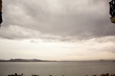 Denizin üzerinde fırtına bulutları