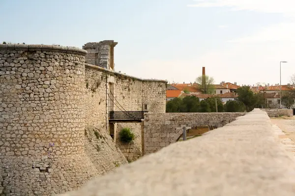 Şehrin eski şehir duvarı