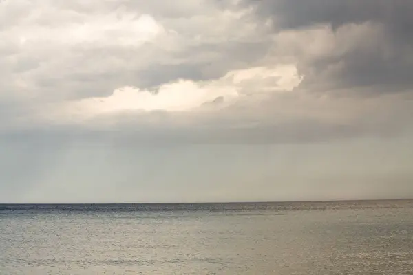 Denizde fırtına bulutları