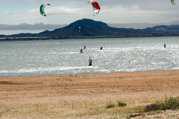Sıcak bir yaz gününde, İspanyol denizinde sörf yapmak..