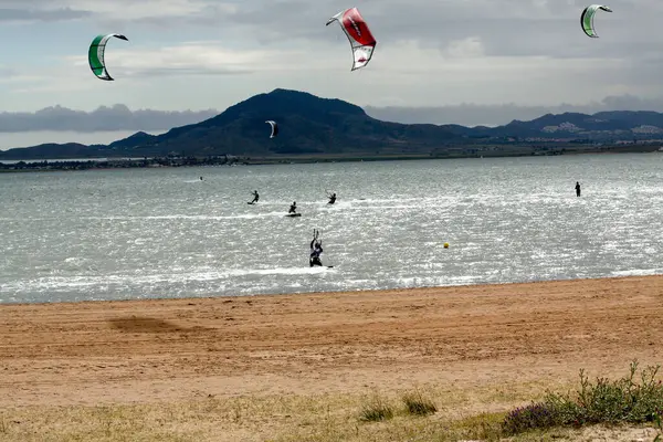 Uçurtmayla denizde sörf yaparken.