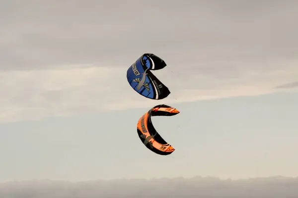 Akşamları denizin üzerinde uçan paraglider..