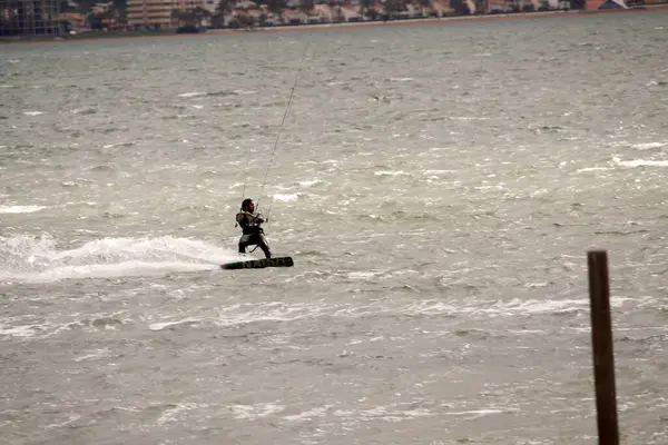 Denizde sörf yapan bir sörfçü