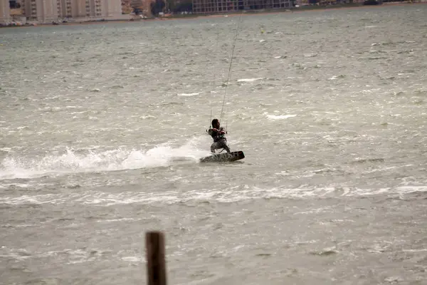 Bir adam denizde motosiklete biniyor.