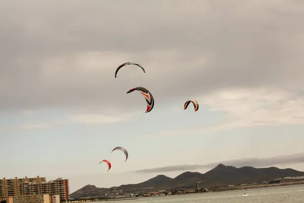 Sahilde uçurtma sörfçüsü