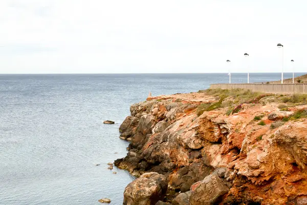 Arkasında beyaz bir kaya olan güzel bir deniz görüntüsü.