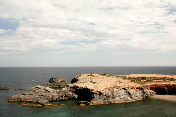 Yazın kayalık deniz kıyısında