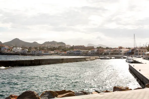 Teknelerle limana bak.