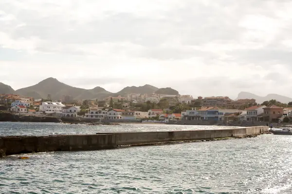 Güneşli bir günde deniz ve dağ manzarası