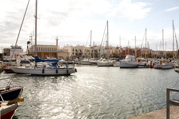 İspanya 'da limanda yatlar