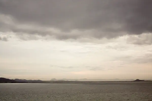 Akşamları deniz ve gökyüzü manzarası