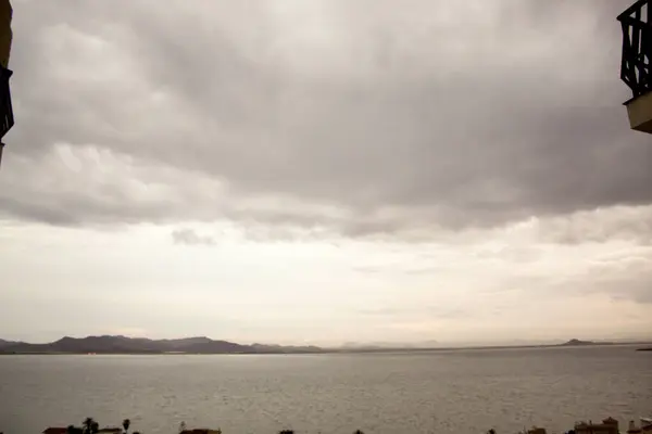 Denizin üzerinde fırtına bulutları