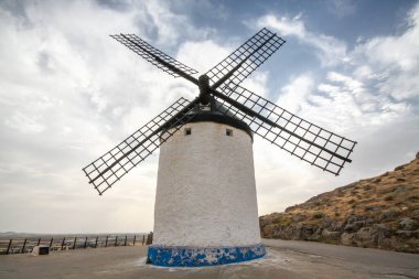 Consuegra 'nın yel değirmenleri, Miguel de Cervantes' e Don Kişot ve Devler arasındaki ünlü dövüş bölümü için ilham verdi.