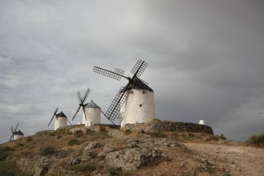 Consuegra 'nın yel değirmenleri, Miguel de Cervantes' e Don Kişot ve Devler arasındaki ünlü dövüş bölümü için ilham verdi.