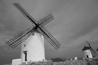 Consuegra 'nın yel değirmenleri, Miguel de Cervantes' e Don Kişot ve Devler arasındaki ünlü dövüş bölümü için ilham verdi.