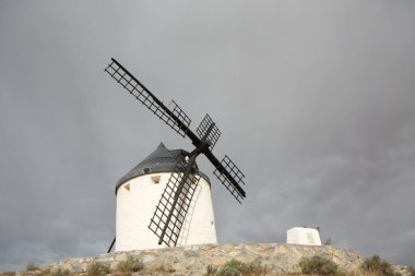 Consuegra 'nın yel değirmenleri, Miguel de Cervantes' e Don Kişot ve Devler arasındaki ünlü dövüş bölümü için ilham verdi.