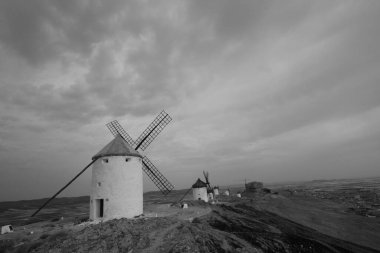 Consuegra 'nın yel değirmenleri, Miguel de Cervantes' e Don Kişot ve Devler arasındaki ünlü dövüş bölümü için ilham verdi.