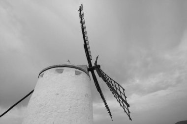 Consuegra 'nın yel değirmenleri, Miguel de Cervantes' e Don Kişot ve Devler arasındaki ünlü dövüş bölümü için ilham verdi.