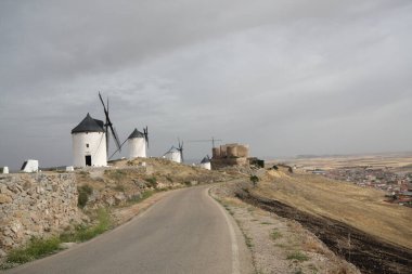 Consuegra 'nın yel değirmenleri, Miguel de Cervantes' e Don Kişot ve Devler arasındaki ünlü dövüş bölümü için ilham verdi.