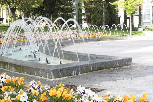 Şehir parkındaki çeşme