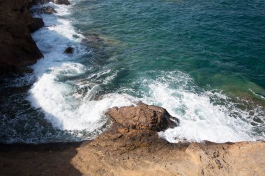 Okyanusta dalgalar sahilde